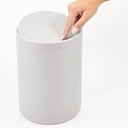 Coș de gunoi mDesign cu capac rabatabil pentru baie sau bucătărie - coș rotund pentru cosmetice din plastic - coș de gunoi compact într-un design simplu și frumos - gri deschis