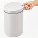 Coș de gunoi mDesign cu capac rabatabil pentru baie sau bucătărie - coș rotund pentru cosmetice din plastic - coș de gunoi compact într-un design simplu și frumos - gri deschis
